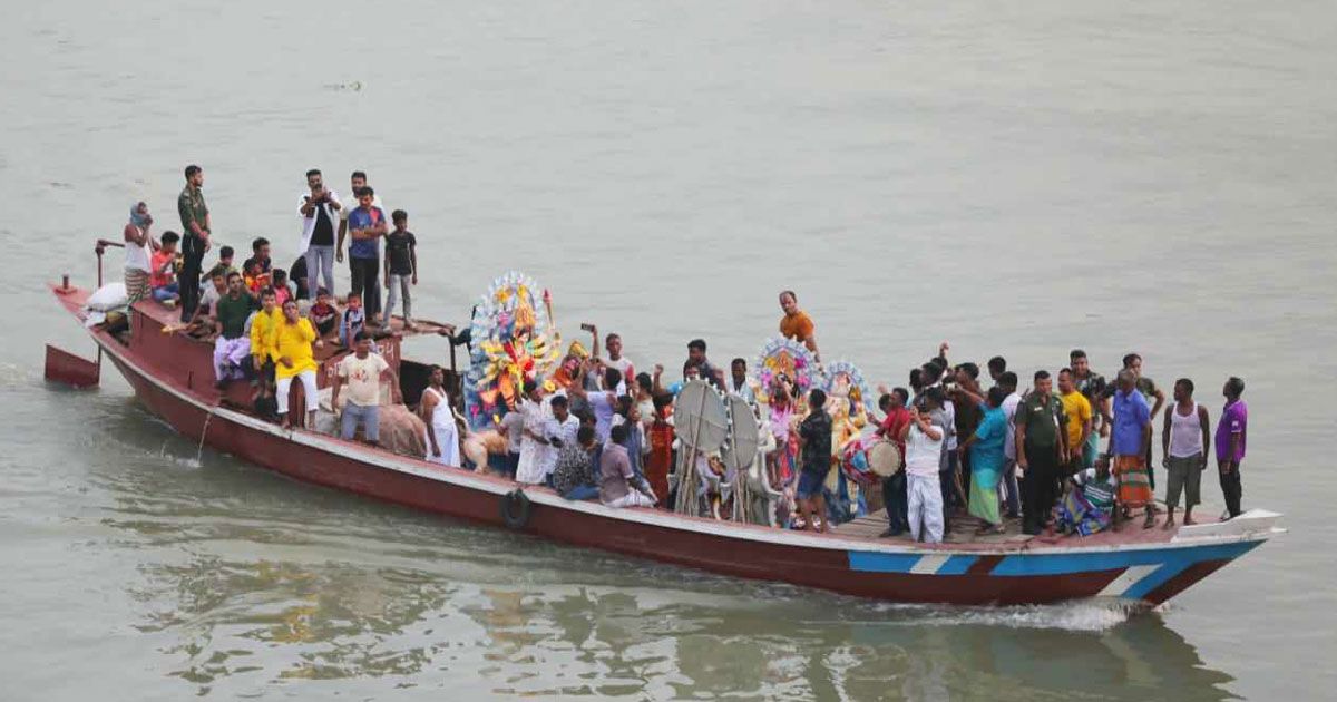 প্রতিমা বিসর্জনে শেষ হলো দুর্গোৎসব