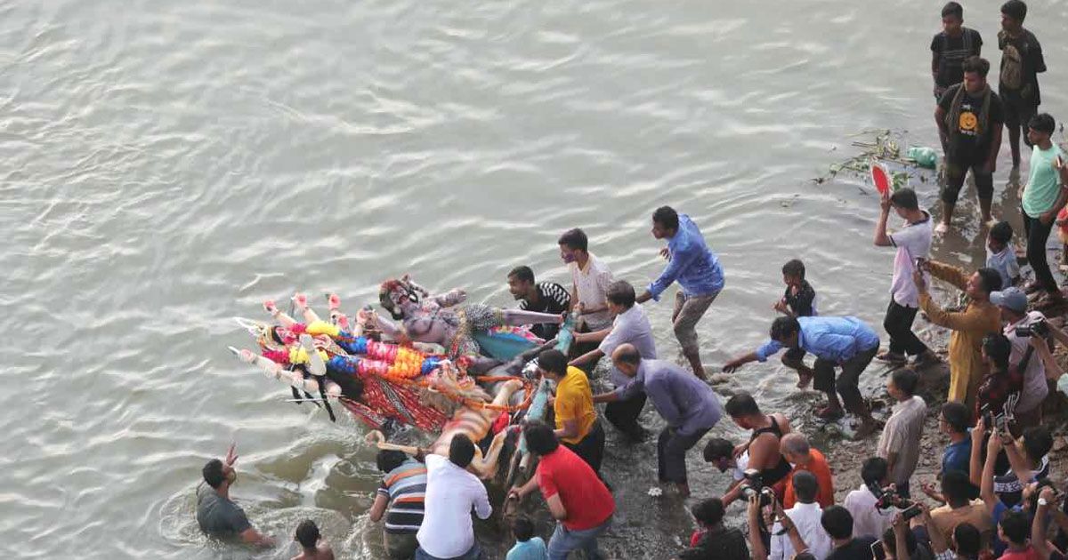 প্রতিমা বিসর্জনে শেষ হলো দুর্গোৎসব