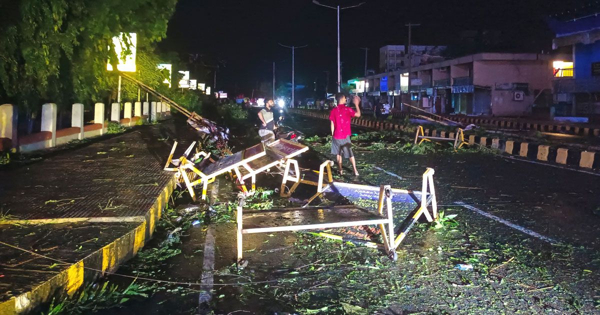 ঘূর্ণিঝড়-হামুন-এর-তাণ্ডবে-লণ্ডভণ্ড-কক্সবাজার-নিহত-৩