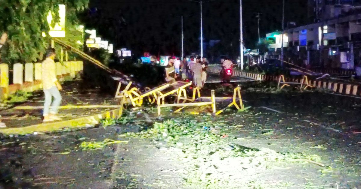 মোবাইল-নেটওয়ার্ক-ও-বিদ্যুৎহীন-বিধ্বস্ত-কক্সবাজার