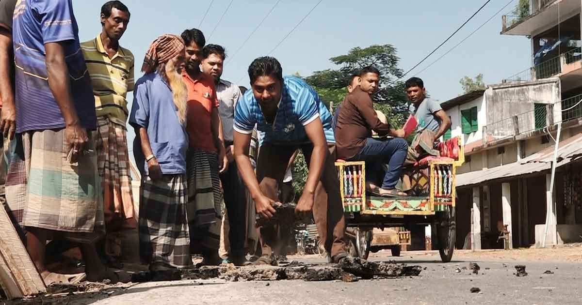 হাত দিয়ে টান দিলেই উঠে যাচ্ছে সড়কের কার্পেটিং