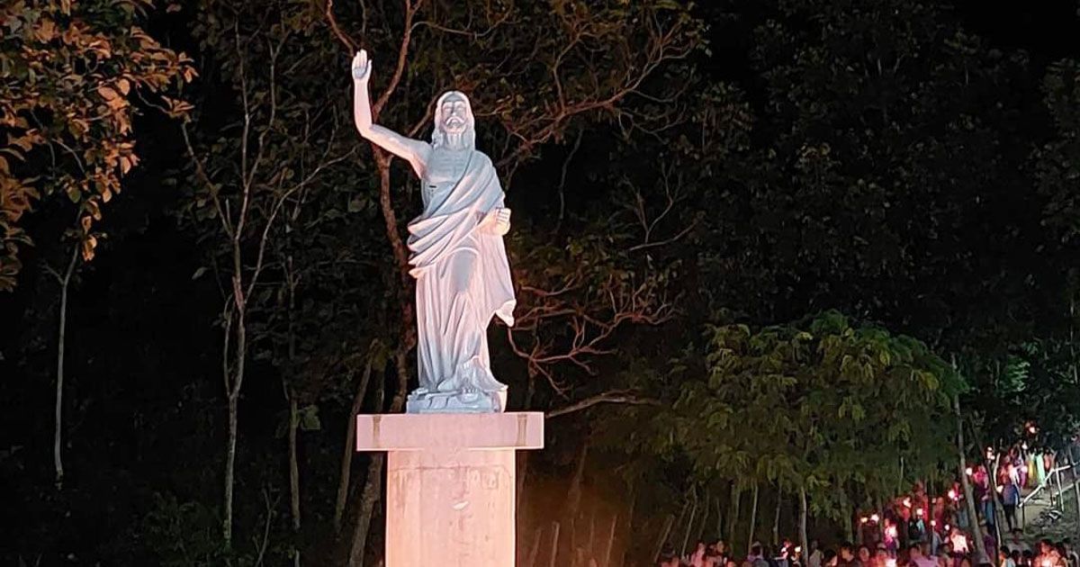 হাজারো মোমের আলোয় প্রার্থনা গারো পাহাড়ে
