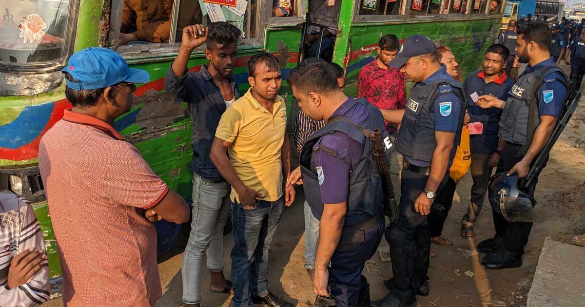 রাজধানীর প্রবেশমুখে পুলিশের ব্যাপক তল্লাশি, আটক প্রায় ৫০