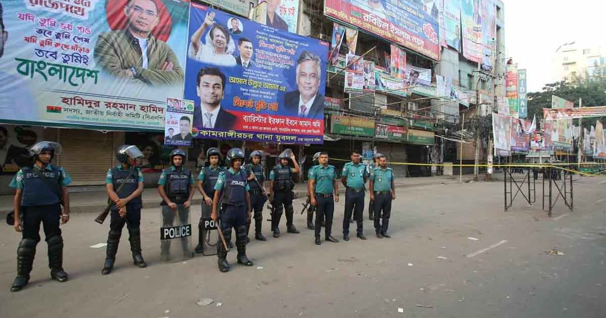 তালাবদ্ধ-বিএনপি-কার্যালয়ের-সামনে-পুলিশ-পল্টন-এলাকায়-খোলা-দোকানপাট-