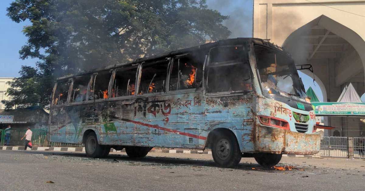 বায়তুল মোকাররমের সামনে বাসে আগুন
