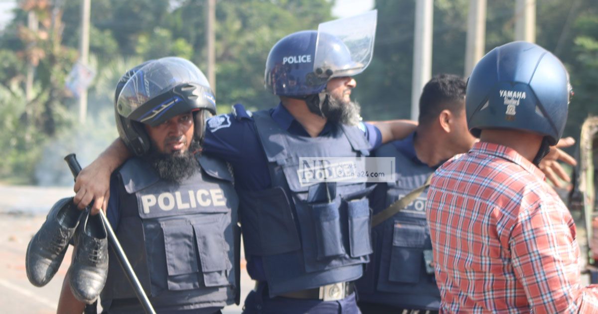 নারায়ণগঞ্জে ৩ পুলিশকে কুপিয়ে-পিটিয়ে জখম