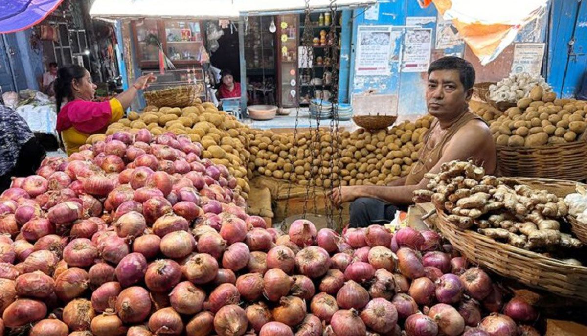 দেশজুড়ে পেঁয়াজের বাজারে নৈরাজ্য চলছে