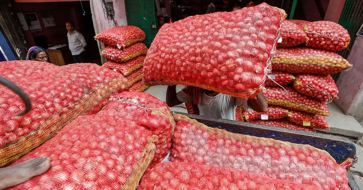 দেশজুড়ে পেঁয়াজের বাজারে নৈরাজ্য চলছে