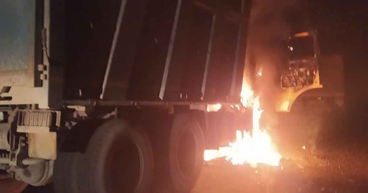 রাঙ্গুনিয়ায়-গাছের-ব্যারিকেড-দিয়ে-ট্রাকে-আগুন