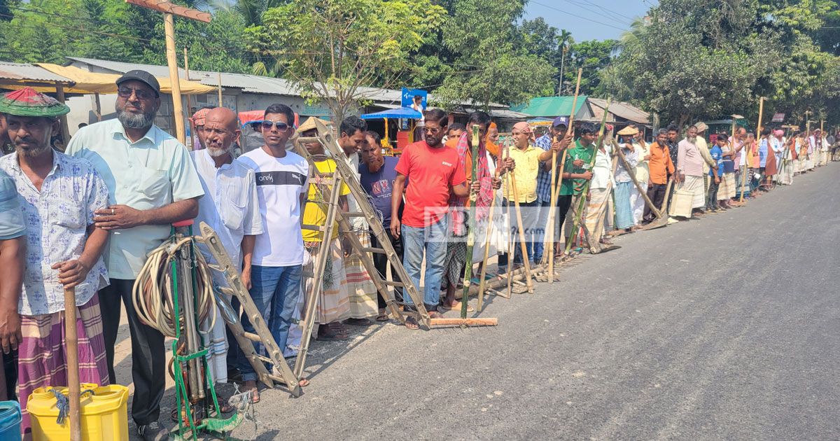 মহাসড়কে সবজি ঢেলে প্রতিবাদ