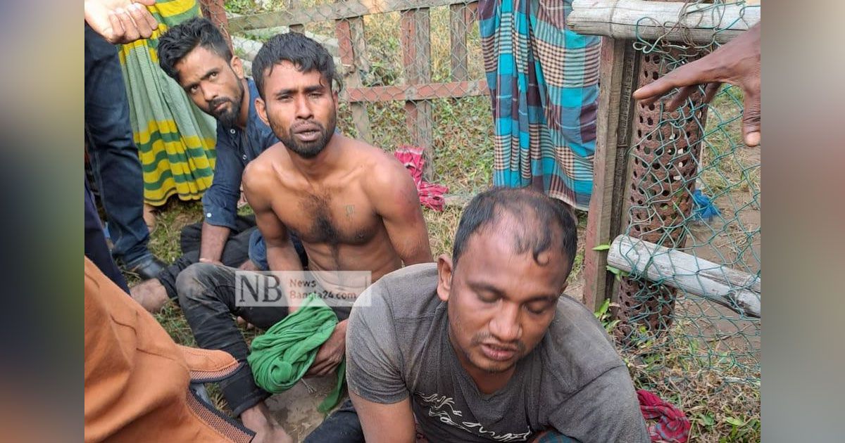 ডাকাতি-করতে-এসে-ট্রলার-বিকল-আটক-৩-
