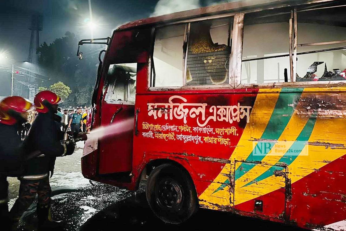 রাজধানীতে এক রাতে চার বাসে আগুন
