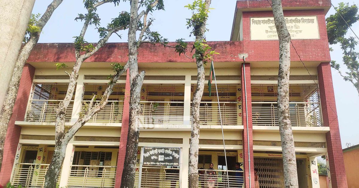 কুড়িগ্রামে এক শিক্ষকে চলছে বিদ্যালয়
