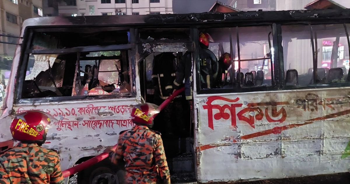রাজধানীতে-যাত্রীবাহী-৪-বাসে-আগুন-