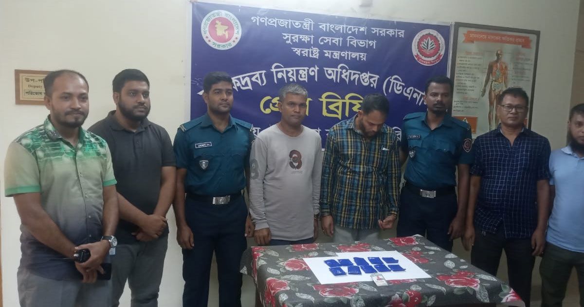 বরিশালে-ইয়াবাসহ-বরখাস্ত-পুলিশ-সদস্য-আটক