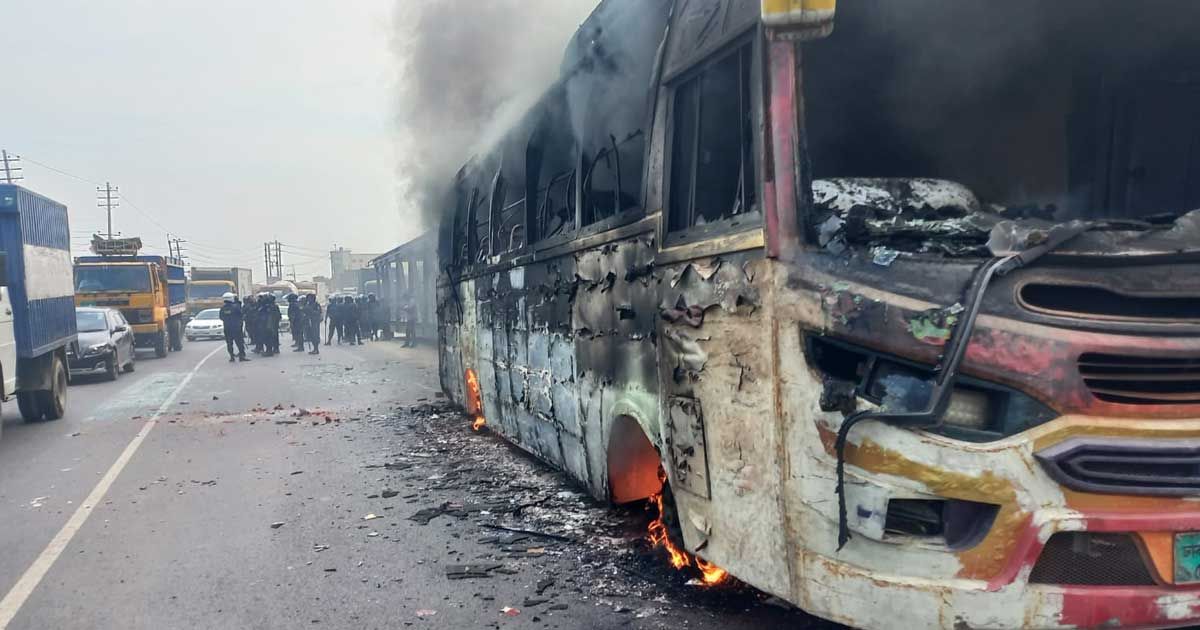 গাজীপুরে-শ্রমিকদের-বিক্ষোভ-থেকে-২-বাসে-আগুন