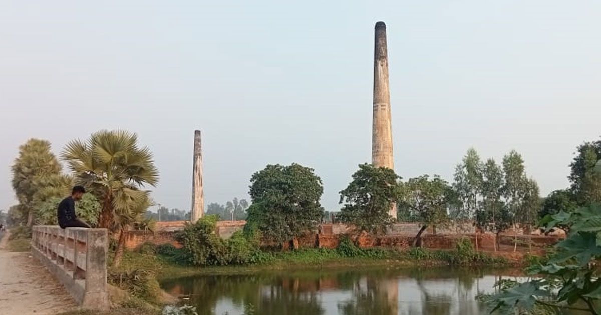 নওগাঁয় পাশাপাশি ও গ্রামের মধ্যে ইটভাটা, মজুত আছে কাঠ