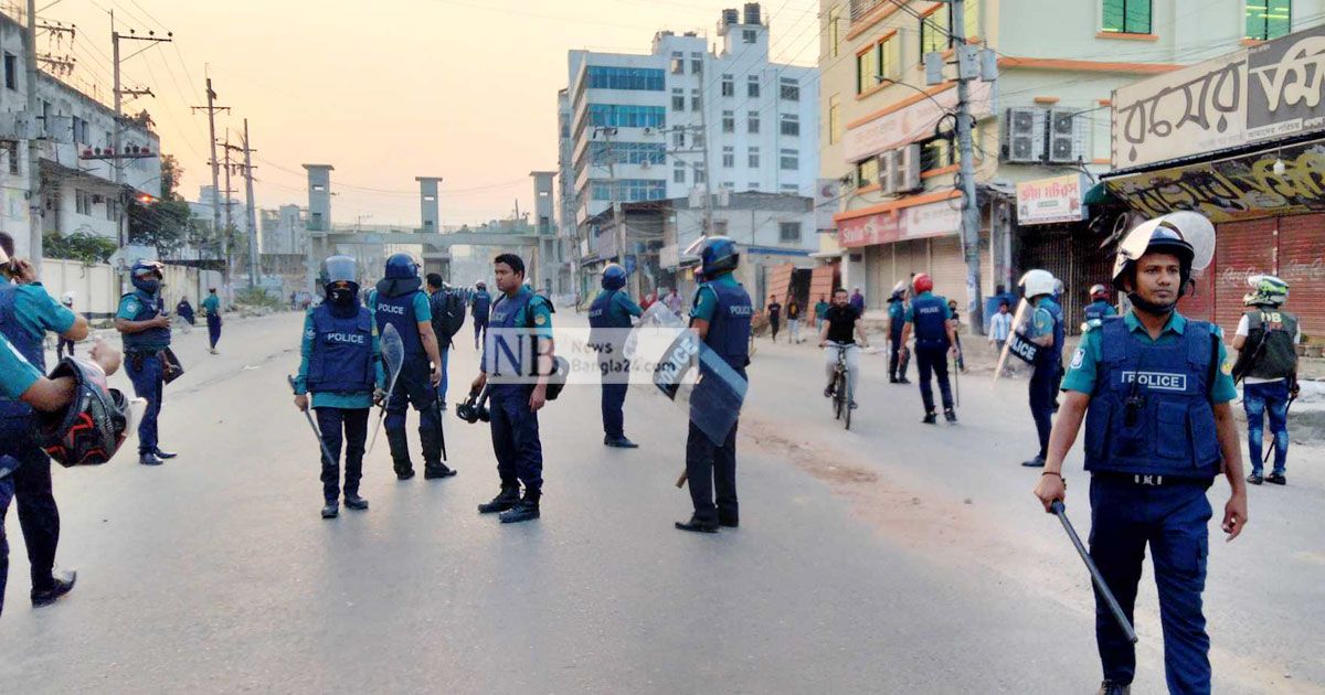 গাজীপুরে মহাসড়ক অবরোধ, বিস্ফোরণে আহত ৫ পুলিশ