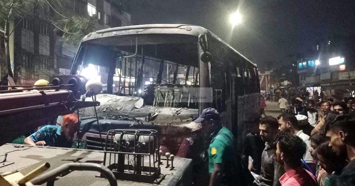 তাঁতীবাজারে-যানজটে-আটকা-যাত্রীবাহী-বাসে-আগুন