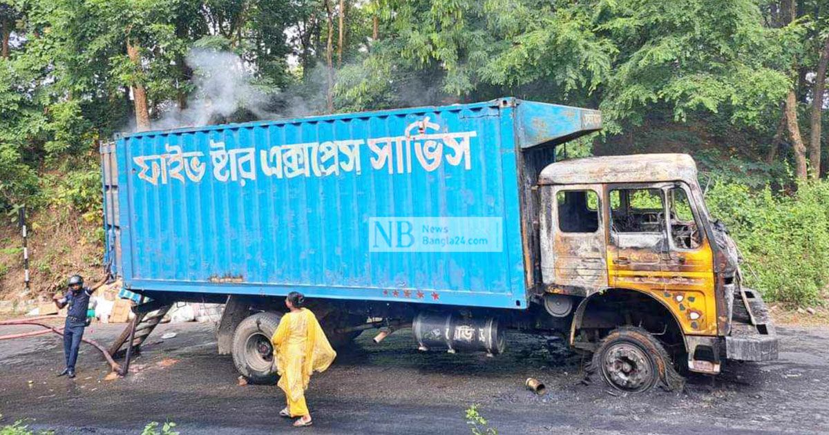খাগড়াছড়িতে-কাভার্ড-ভ্যানে-আগুন