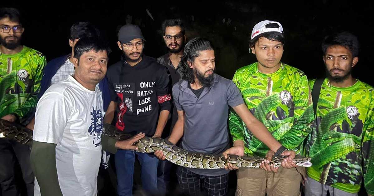 চবির-উদ্ভিদ-উদ্যানে-৮-ফুট-লম্বা-অজগর