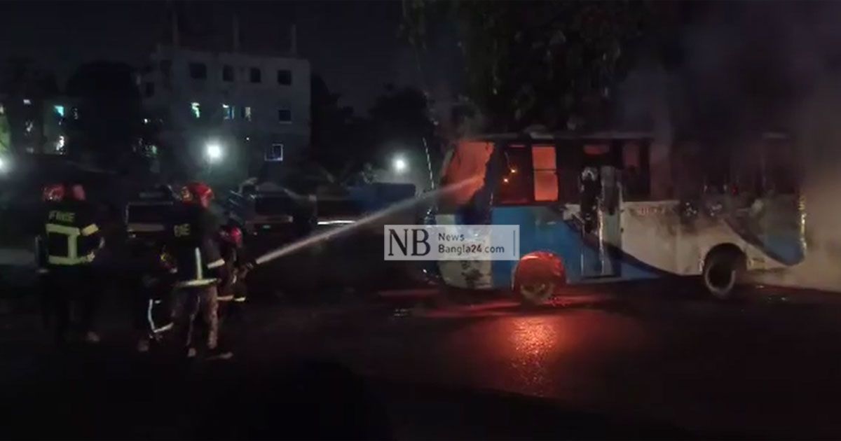 নারায়ণগঞ্জে নাফ পরিবহনের বাসে আগুন