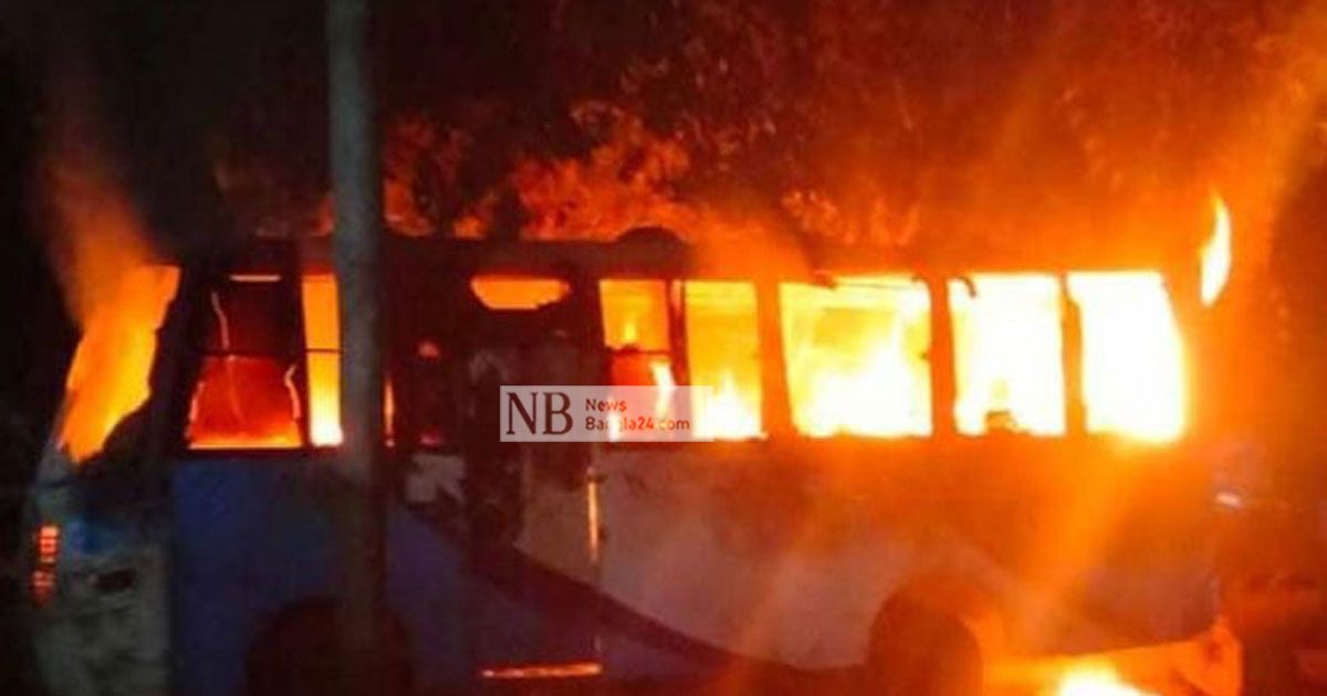নারায়ণগঞ্জে নাফ পরিবহনের বাসে আগুন