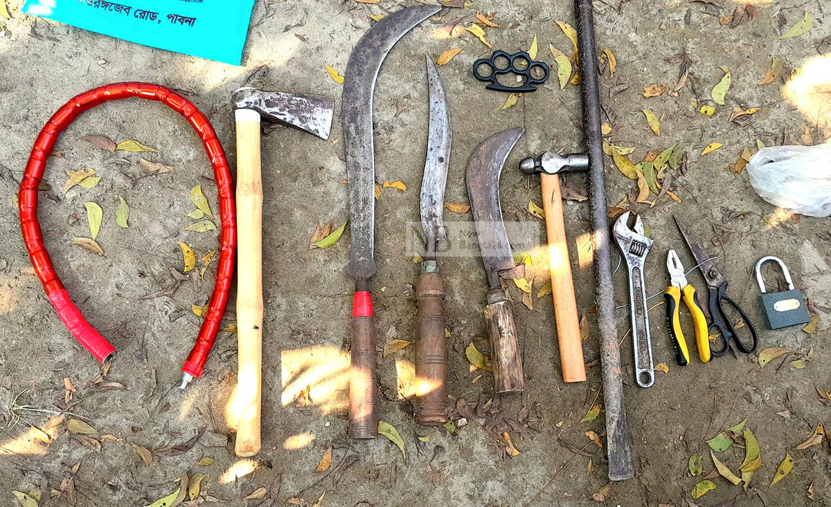 সাংবাদিকের বাড়িতে হামলা, অস্ত্রসহ আটক ৪