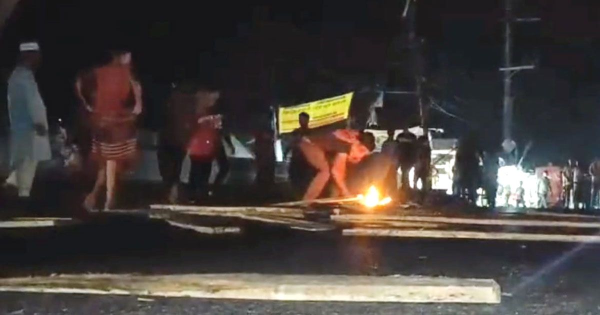 নোয়াখালীতে-বিএনপি-জামায়াতের-বিক্ষোভ-অর্ধশত-গাড়ি-ভাঙচুর