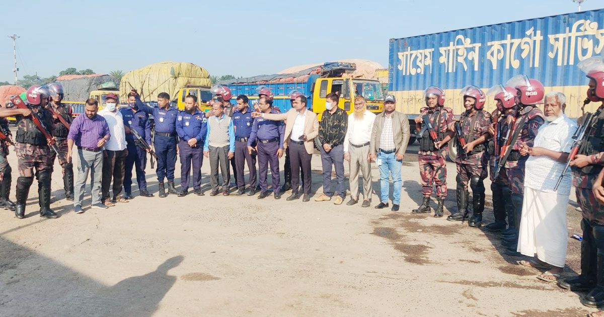 কড়া নিরাপত্তায় সোনামসজিদ বন্দর ছাড়ল ২৯৬ ট্রাক