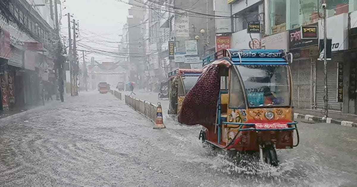 মিধিলির প্রভাবে বরিশাল নগরীতে টানা বৃষ্টি, জলাবদ্ধতায় ভোগান্তি