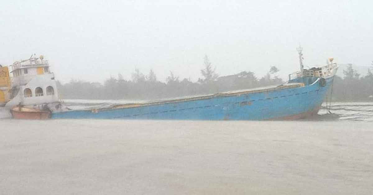 পশুর নদীতে কয়লাবোঝাই কার্গো জাহাজডুবি
