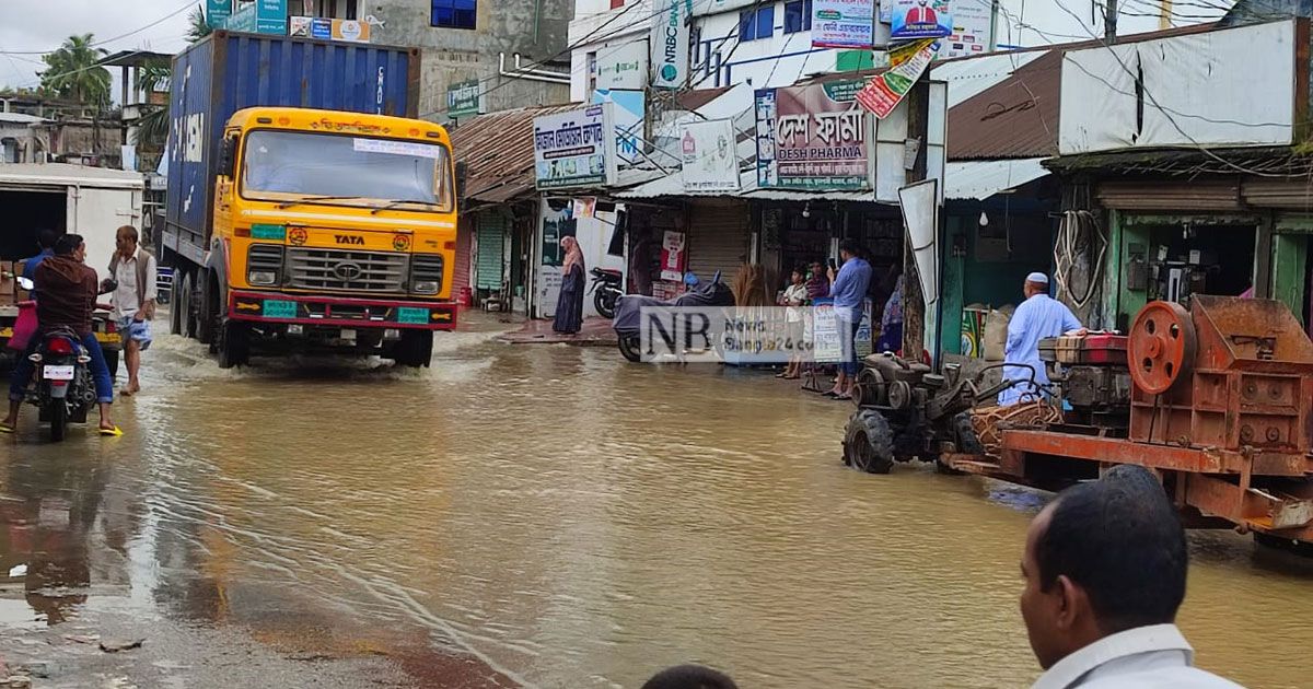 বিপৎসীমার ওপরে মুহুরীর পানি, ফুলগাজী বাজার প্লাবিত