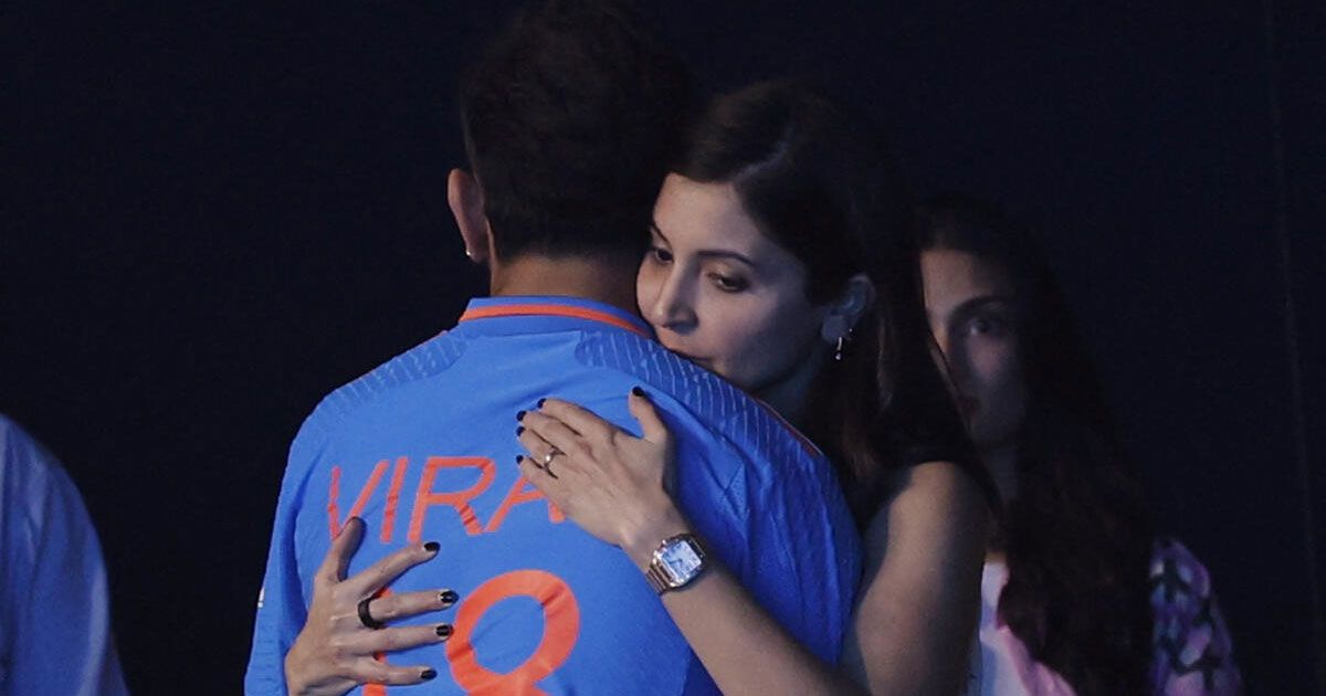 The-photo-of-Anushka-hugging-Kohli-is-viral
