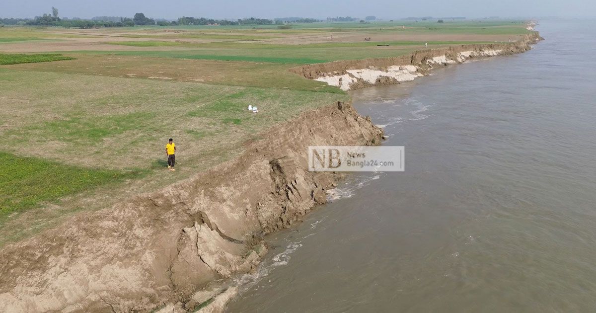 অবৈধ বালু উত্তোলনে ফসলি জমি গিলে খাচ্ছে পদ্মা