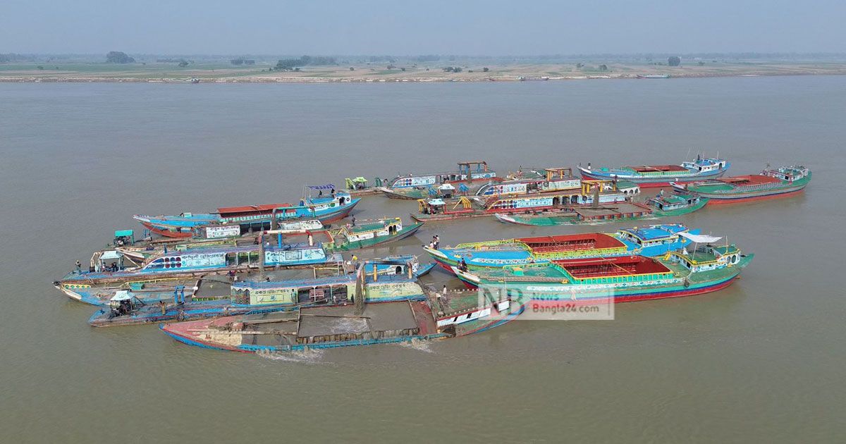 অবৈধ বালু উত্তোলনে ফসলি জমি গিলে খাচ্ছে পদ্মা