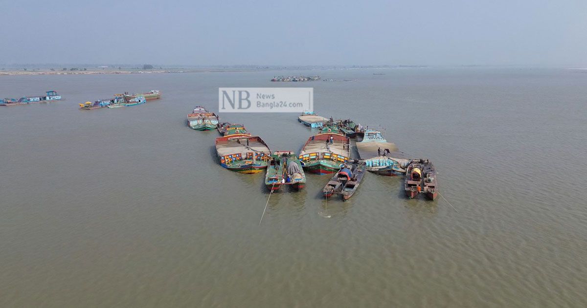 অবৈধ বালু উত্তোলনে ফসলি জমি গিলে খাচ্ছে পদ্মা