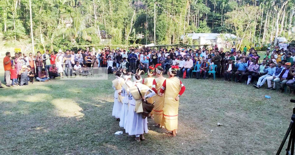 ঐতিহ্যবাহী ‘খাসি সেং কুটস্নেম’ উৎসবে মাতলেন খাসিয়ারা 