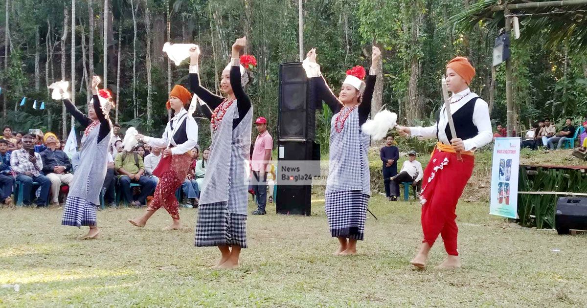 ঐতিহ্যবাহী ‘খাসি সেং কুটস্নেম’ উৎসবে মাতলেন খাসিয়ারা 