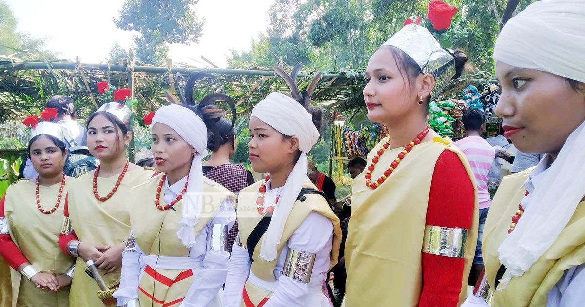 ঐতিহ্যবাহী ‘খাসি সেং কুটস্নেম’ উৎসবে মাতলেন খাসিয়ারা 