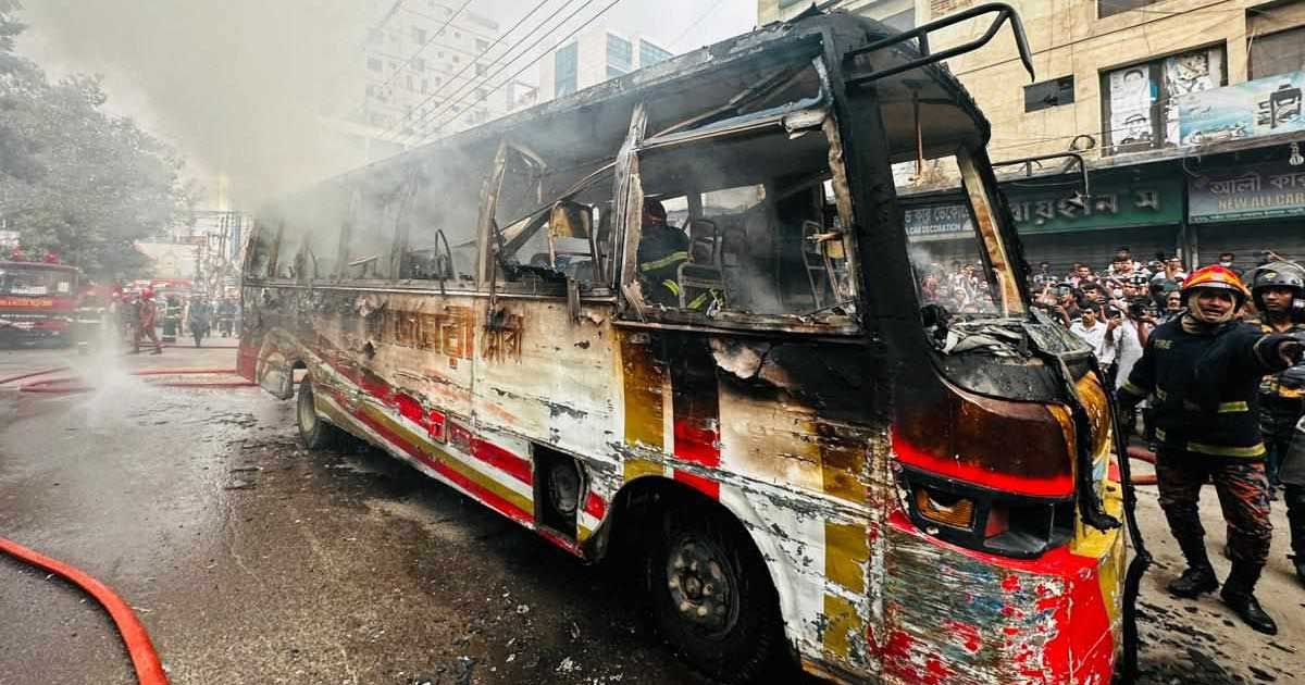 অবরোধের দুপুরে নয়াপল্টনে পুড়ল আজমেরীর বাস 