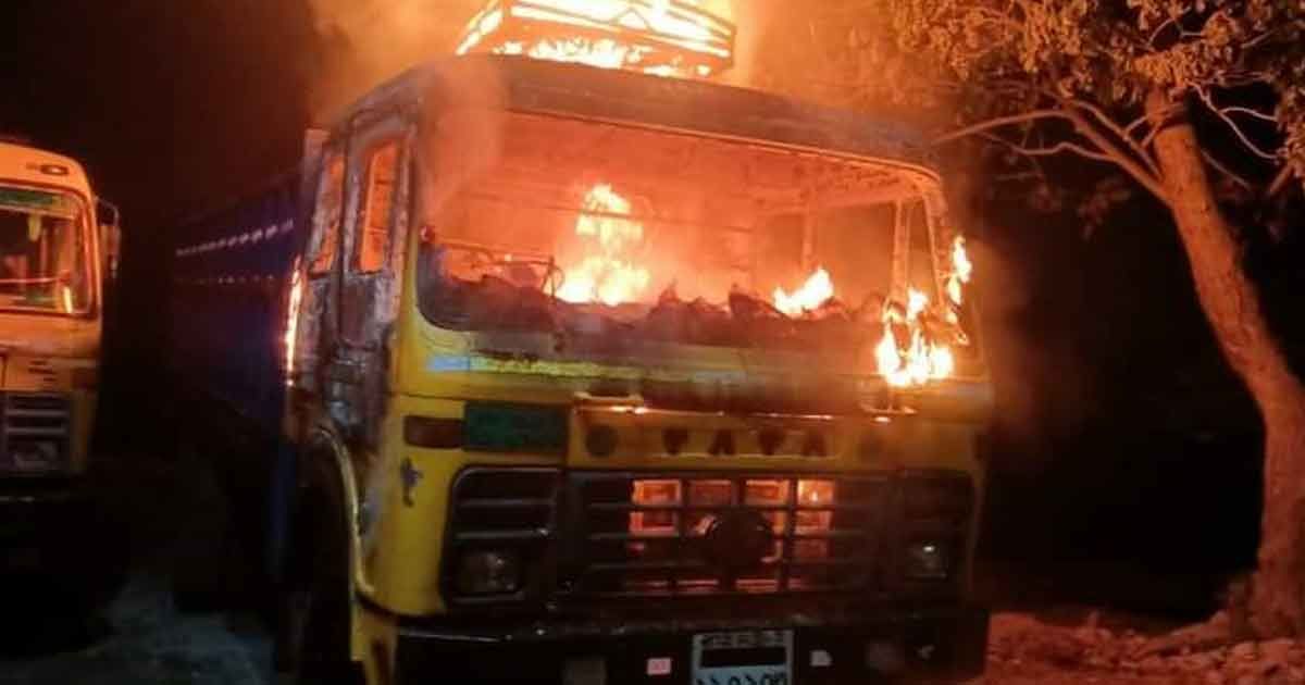 রাজশাহীতে পুলিশের গাড়িতে ককটেল হামলা, ট্রাকে আগুন