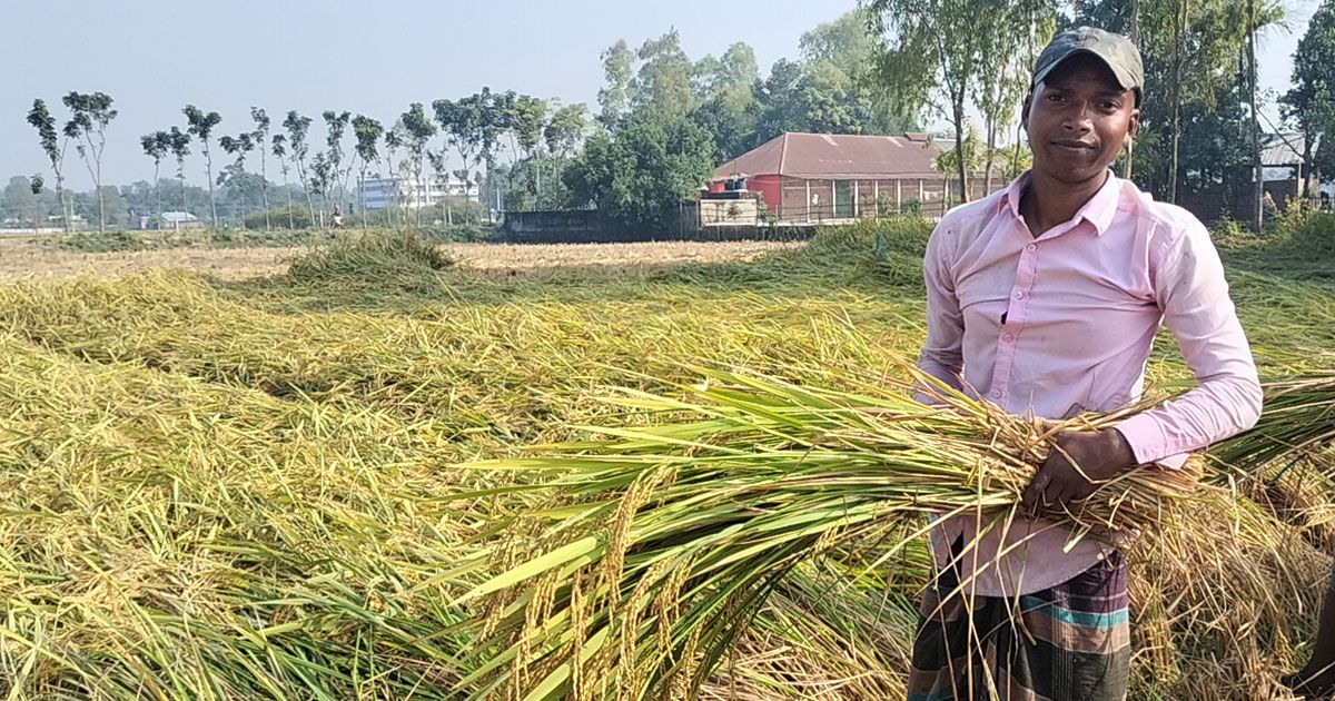 কৃষিকাজের ফাঁকে ইংরেজি চর্চা মুন্ডা সম্প্রদায়ের কৃষকের