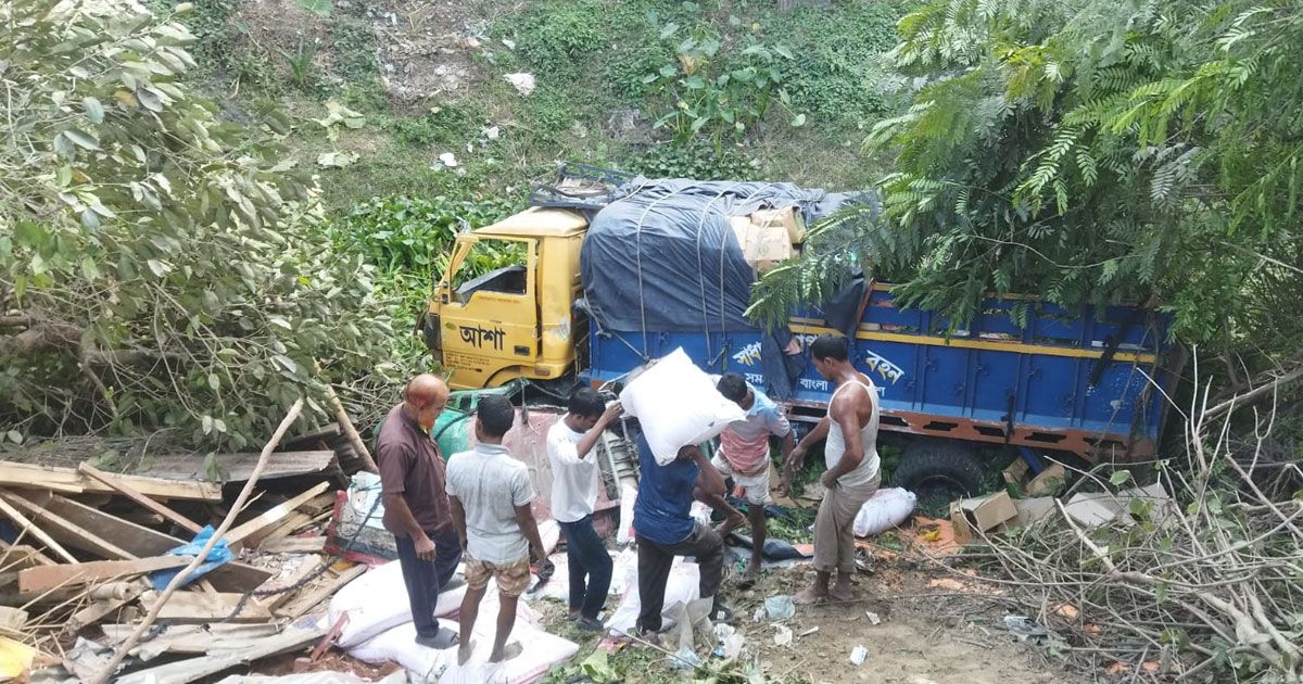 রাজশাহীতে সড়ক দুর্ঘটনায় একই পরিবারের চারজনসহ নিহত ৫