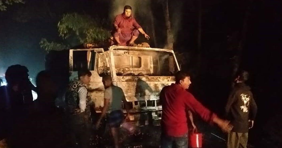 বরিশালে সুপারিবাহী ট্রাকে আগুন
