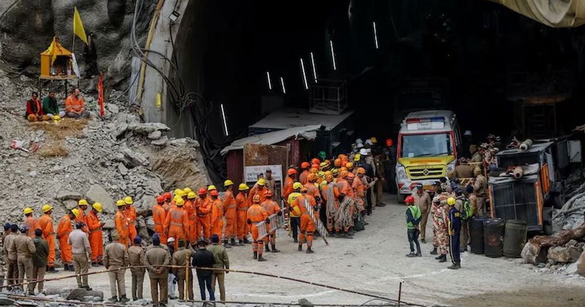Rescuers-approach-the-workers-entering-the-tunnel