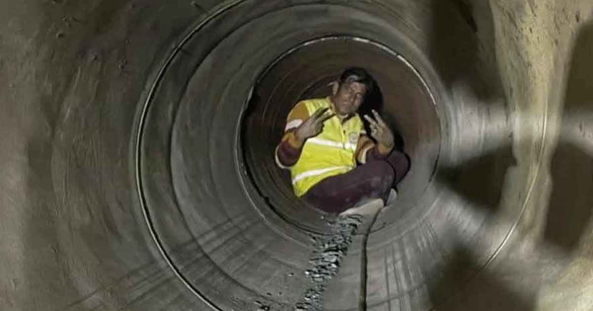 Gabbar-got-up-from-the-tunnel-as-he-was-the-oldest
