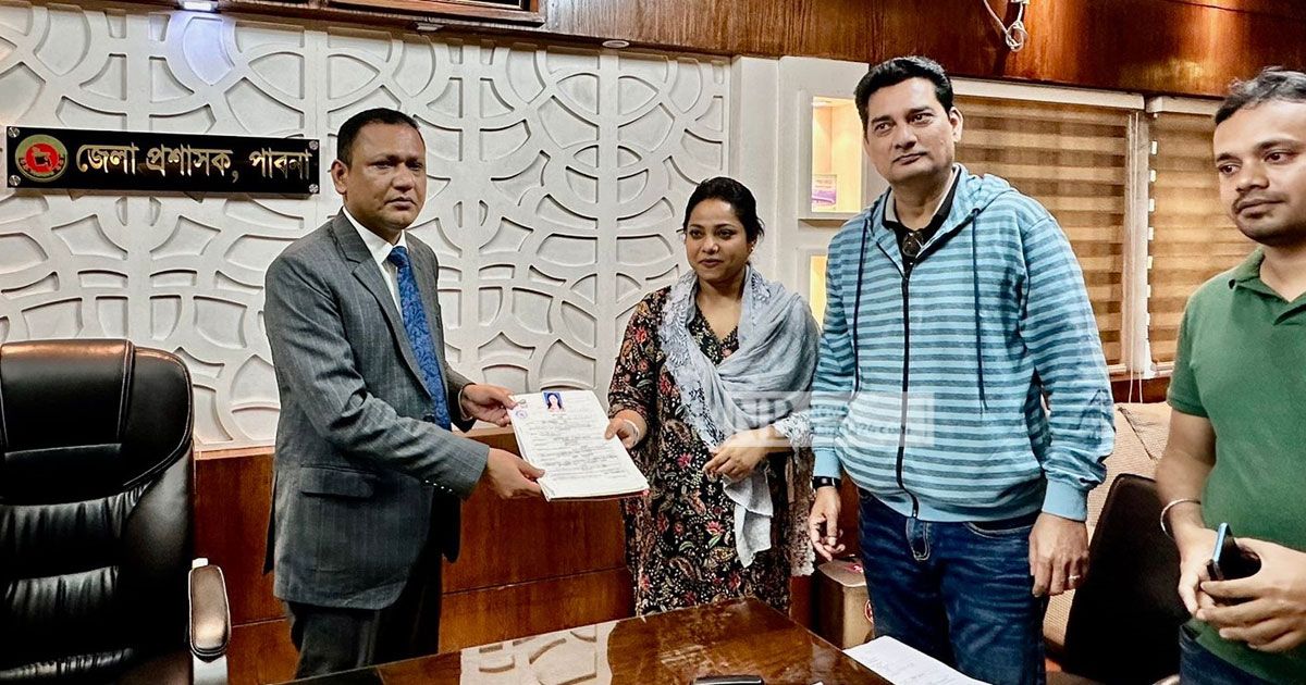 ডলি সায়ন্তনীর মনোনয়নপত্র জমা 