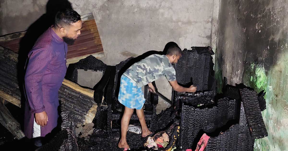 A-fire-broke-out-in-a-homestead-in-Sherpur-demanding-damages-of-half-a-lakh-rupees