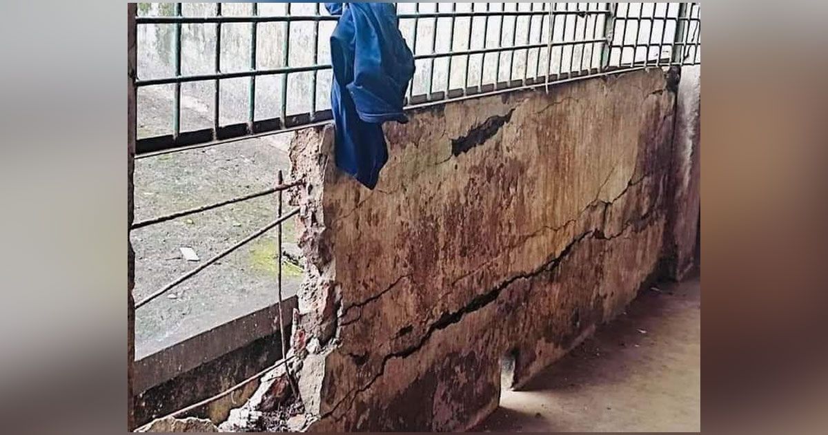 The-principal-did-not-come-to-see-the-crack-in-Muhsin-Hall-of-DU-which-was-enlarged-by-the-earthquake